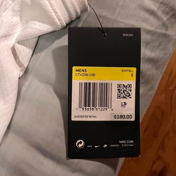 Los Angeles Lakers LeBron James Nike MVP Swingman Jersey Statement Edition - Picture 5 of 5